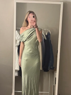 Twist & Tango långklänning oneshoulder - Finns ej kvar på hemsidan i ljusgrönt. Ny med prislapp!! Orginalpris: 2799