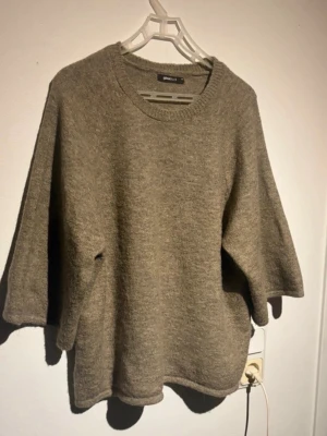 Brun stickad tröja Gina Tricot - Mysig brun stickad tröja från Gina Tricot med rund halsringning och trekvartsärmar. Använd 2 gånger fint skick