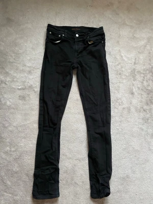 Nudie jeans - Säljer ett par svarta Nudie jeans som är i mycket bra skick. Jeansen passar verkligen till allt. Allt från en fin middag och en skoldag perfekta köpet för dig! 