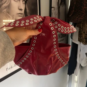 Röd handväska🍒 - Säljer denna superfina röda handväska! Skick som ny! 