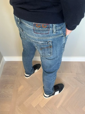 Dondup George Jeans - Tja säljer nu dessa riktigt snygga Dondup jeansen i storlek 33 där nypriset är cirka 4000kr och modellen är George, skick 8/10 vid minsta lilla fundering så är det bara att höra av sig!  Mvh Santén 