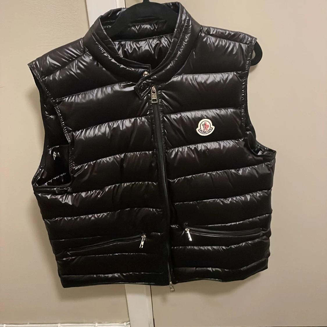 Svart dunväst från Moncler