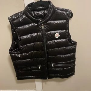 Svart dunväst från Moncler - Säljer en svart väst från Moncler i mycket bra skick.