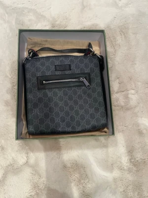 Svart bag  - Säljer nu min svarta snygga bag passar dig som letar efter en stilren look