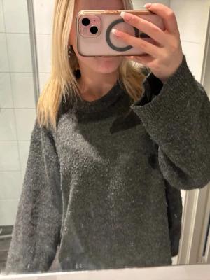 Mörkgrå stickad tröja - Mysig mörkgrå stickad tröja med oversized passform och breda ärmar. Tröjan är lite nopprig✨