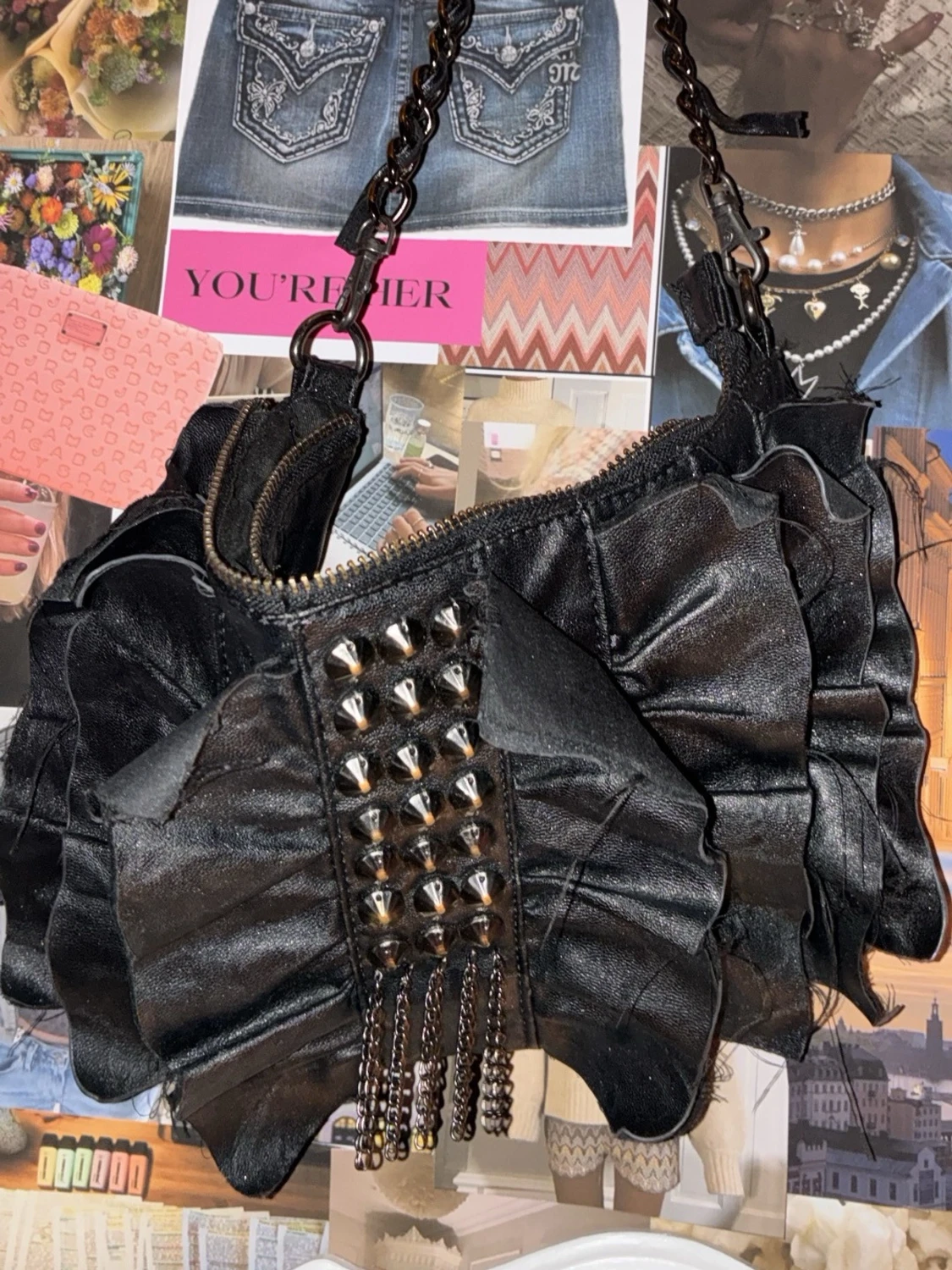 Svart handväska med nitar och volanger