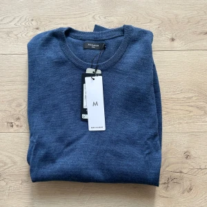 Mellanblå merinoull tröja från Matinique - Snygg blå stickad tröja från Matinique i storlek S. Tröjan har rund halsringning och långa ärmar, perfekt för lager-på-lager. Materialet är mjukt och känns riktigt skönt mot huden. Enkel och stilren design som funkar till många outfits. Tröjan är oanvänd och prislappen kvar.Prislappen kommer med vid sidan. Nypris 1200kr. Mitt pris 299