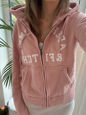 Abercrombie & fitch zip - En zip från Abercrombie & fitch i storlek S. Finns fläckar på ärm (se bild). Jag fraktar inom 24h, frakt med PostNord prioriteras. Se liknande plagg i min profil!