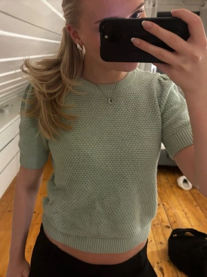 grön stickad tshirt vila  - nästan aldrig använd!