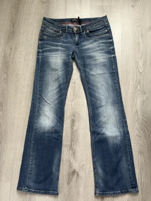 Lågmidjade jeans - Supersnygga lågmidjade bootcut jeans från only som tyvärr har blivit för små.