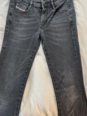 Mörk gråa bootcut Diesel jeans - Snygga mörk gråa diesel jeans med låg midja! Jeansen är bootcut och låg midjade! De är lite slitna längst ner men inget man tänker på alls!💞