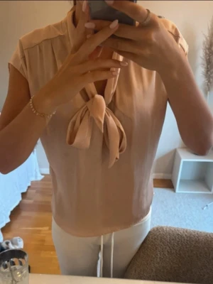 Rosa satinblus med knytband i halsen - Säljer blus 💕