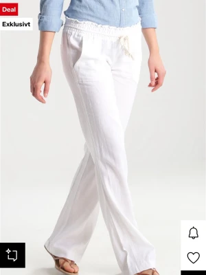 Vita linnebyxor med snörning från Roxy - Snygga vita linnebyxor med avslappnad passform och dragsko i midjan. Byxorna har raka ben, fickor på sidorna och är perfekta för en chill och luftig stil. Passar till skjorta eller t-shirt för en enkel look. Det är i ett bra skick bara utom längst ner som visas på bilden, då är de smutsiga. De mesta går nog bort i tvätten. 