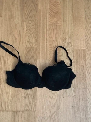 Svart push upp BH storlek 85B  - Passa inte mig därför säljs den! 🤗