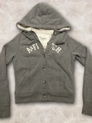 Abercrombie & fitch tröja S dam - En snygg tröja från abercrombie & fitch storlek S dam. Bra skick! Grå färg ⬜️