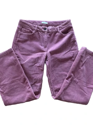 Manchesterbyxor  - Vintage manchesterbyxor från Levate med raka ben. Supermjuka och varm nyans av rosa.