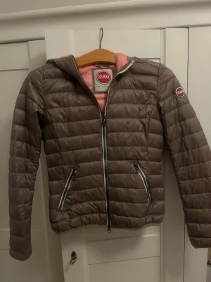 Beige dunjacka från Colmar - Superfin jacka som börjar bli lite liten på mig. Den är perfek till våren❤️ köpt begagnat här på plick!
