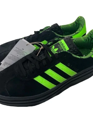 Adidas Gazelle bold Solar  - Snygga Adidas Gazelle plattform i färgen solar green. Sneakers i svart mocka med neongröna detaljer och klassiska tre ränder på sidan. Skon har snörning, platt sula och ett mönstrat grönt innerfoder som sticker ut. Perfekt för dig som vill ha en retrovibe med modern twist. Köpta för ca 1500kr men eftersom jag använt dem 2-3grr så säljer jag för 600kr. Den tredje bilden för att visa hur skon ser ut på foten. 👌🏼