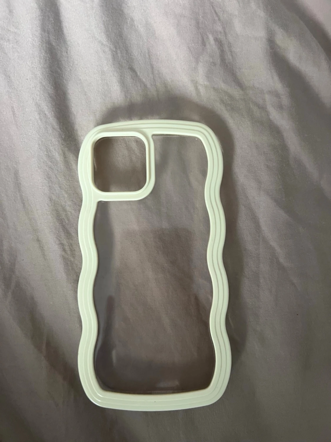 Ljusgult vågigt mobilskal till iPhone 12