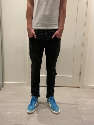 Dondup Jeans  - Säljer nu dessa Dondup jeans med snygga slitningar i populära design, skriv för fler bilder/frågor🙌🏼