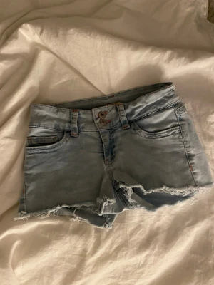 Jeans shorts - Superfina jeans shorts ifrån Nelly, köpte i somras men har inte använt dom så mycket så dom är i bra skick! Hör av er vid frågor💕
