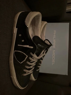 Philippe model  - Tjena! säljer dessa sjukt snygga philippe model skor i storlek 44. Otroligt bra skick knappt använda och absolut inga konstigheter med dom, kanske bara tvättas lite men de är inte så farligt. Clean mörkgrön färg som passar med allt och original box fås med. Skicka iväg ett prisförslag så kommer vi överens om något.👊🏻. Vid frågor är de bara att skriva🙌🏼