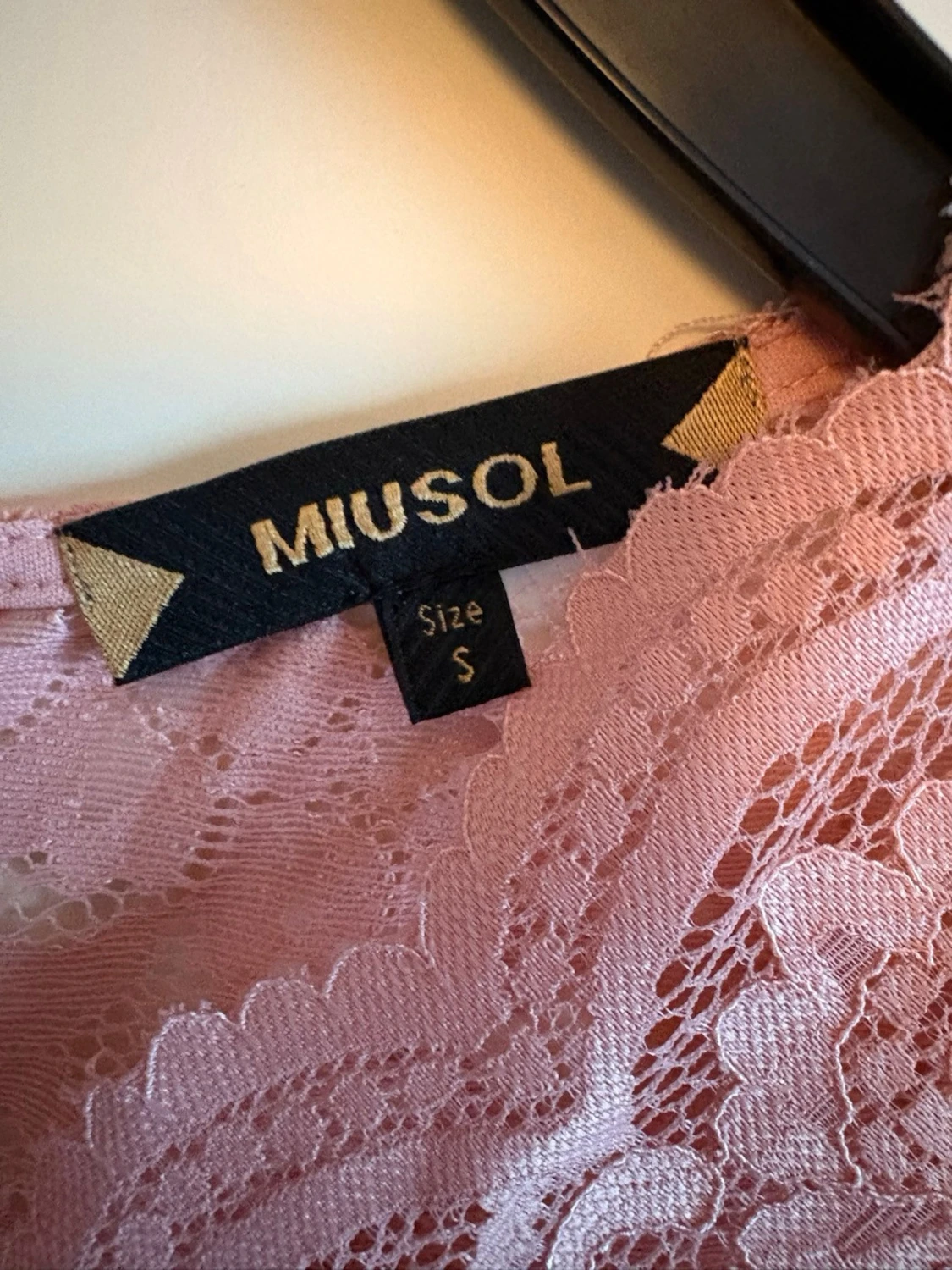 Rosa spetsklänning med volangdetalj - 4