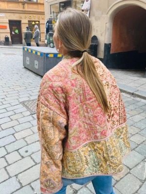 Quiltad mönstrad jacka i pastell - Supersnygg jacka från Zara, gammal modell i storlek XL/L sitter som en oversized S