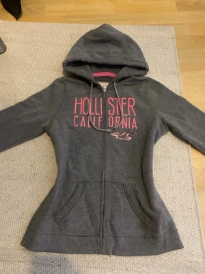 Glittrig hollister hoodie - Size L but fits smaller  Length: 62cm Waist. 44cm x2 