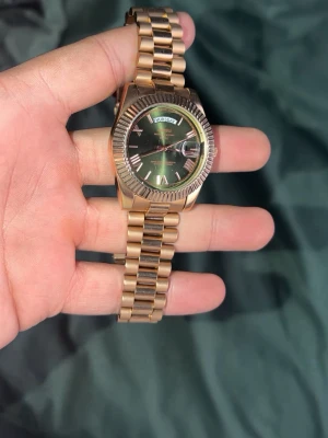 Klocka  - En helt vanlig klocka liknar som en av de finare klockorna, aldrig använt denna bara legat som prydnad. Går att ändra bandet med med hjälp av en sak man öppnar banden med 