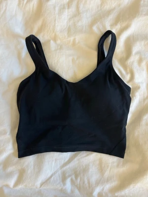 Sport topp - Sport topp med inbyggd bh, strl XS. Använd någon enstaka gång.