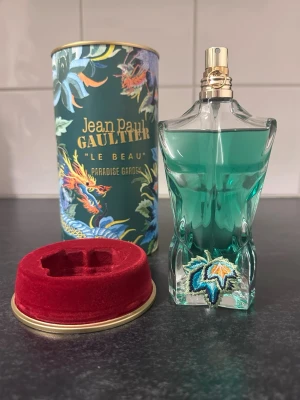 Le Beau Paradise Garden EdP - Jean Paul Gaultier Le Beau Paradise Garden – Eau de Parfum 	•	125 ml 	•	Över 90 % kvar (se bild) 	•	100 % original 	•	Kvitto finns från parfym.se  Perfekt skick. Redo för ny ägare.