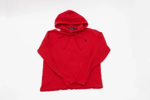 Röd hoodie från Polo Ralph Lauren - Snygg röd hoodie från Polo Ralph Lauren med klassisk huva och snörning. Tröjan är stickad i bomull och har ett mörkblått broderat logotyp på bröstet. Långärmad modell med ribbade muddar och avslappnad passform. Perfekt för dig som gillar stilren streetwear.