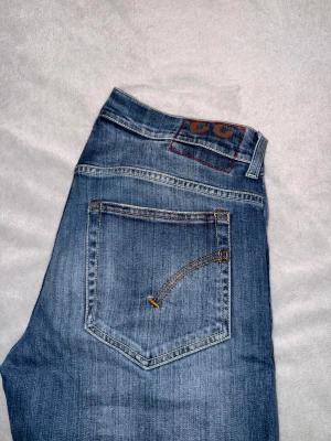 Dondup Ritchie - Snygga blå Dondup jeans med klassisk femficksdesign och diskret slitning framtill. Jeansen har raka ben och normal passform. Skick 8/10 Pris:799kr Storlek:33 