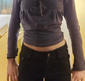 CHEAP MONDAY Svarta skinny jeans  - ❗️Skriv innan köp❗️Säljer ett par svarta skinny jeans med låg till midrise midja och fem fickor. Jeansen har en unik mönstrad etikett baktill i svartvitt och knappstängning framtill. Materialet är väldigt stelt bomullstyg och passformen är tight hela vägen ner men har mellanrum vid min midja. Skulle inte rekommendera till någon med större bak än jag eftersom tyget inte anpassar till kroppen. Har aldrig använt förutom på bilden. Midjemått: 37cm