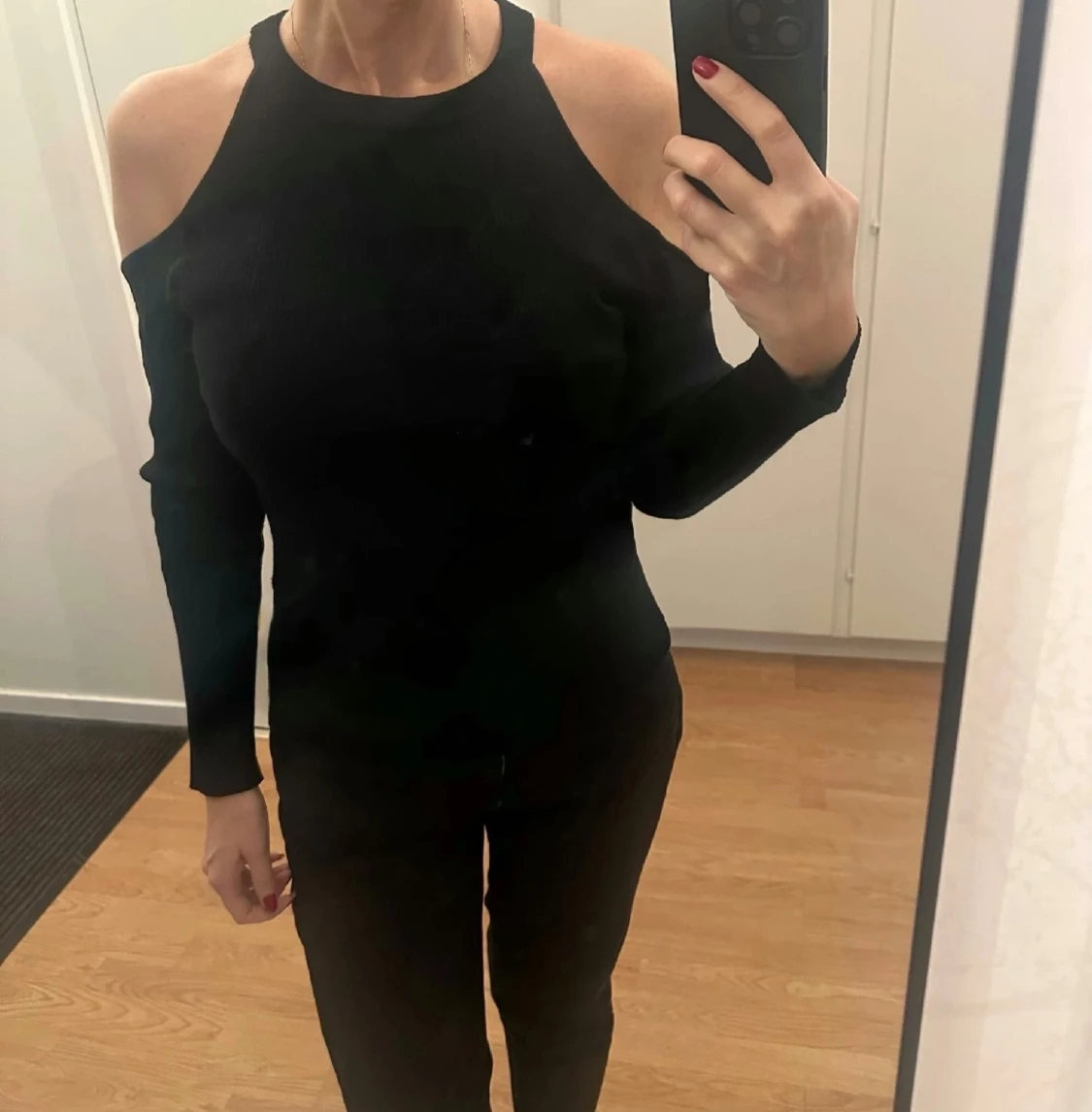 Svart långärmad topp med offshoulder - 3
