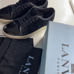 Mörkblå/svarta lanvin skor - Mörkblå/svarta Lanvins, köpta hos trendsellers. Storlek UK 5 / EU 39 (passar ca EU 40–41, innersula ca 26 cm). De är använda men i väldigt gott skick, endast smutsiga. Kommer med box och dustbags (boxen är lite skadad, kan skicka bilder). Säljer billigt eftersom jag behöver få dem sålda snabbt, först till kvarn! 🔥 Skriv gärna vid frågor eller funderingar. 😊