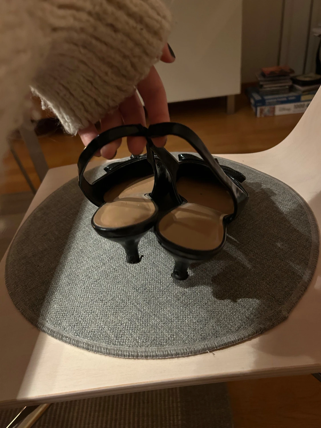 Svarta klackar med rosett och spetsig tå - 2