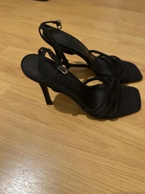 Svarta klackar från MANGO  - Svarta klackar från mango i mocha 