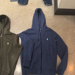 Blå hoodie från Polo Ralph Lauren - Blå hoodie från Polo Ralph Lauren pris kan diskuteras.   FLER BILDER BIFOGAS I DM