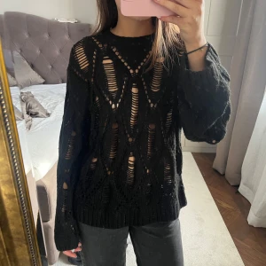 Svart stickad tröja från H&M Divided - Använd fåtal gånger