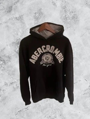 Abercrombie & Fitch hoodie - Storlek xxl sitter mer som L/M. Skriv om ni har fler frågor 🙌😊