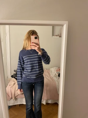 Blå randig stickad tröja - Den är 160 i barnstorlek men jag upplever att den sitter som S💗