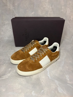 Valentino Flycrew brun - Bruna valentino flycrew skor i nyskick. Andvända ett fåtal gånger, men som nya! Allt original. Skapas inte längre så sällsynt bra skick! Självklart äkta! DM vid intresse!