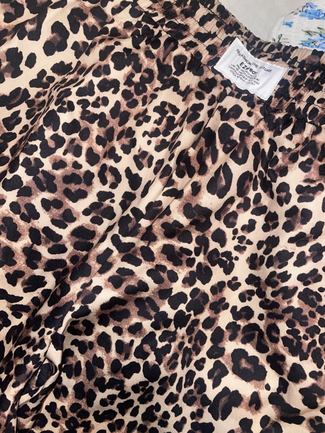 Leopardmönstrade loose shorts från Ezwear - 1