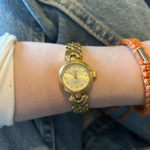 O.N.E Damklocka Guld - toppen skick för utom att själva klockan inte snurrar längre.