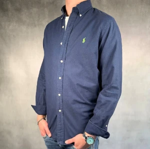 Ralph Lauren skjorta - - Ralph Lauren skjorta  — Storlek S — 9/10 — Bra skick utan skavanker — Inkluderat - skjorta — Retail 1800kr  — Modellen är - 180cm, 65kg -