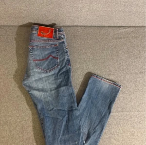 Jacob Cohen jeans - Säljer nu ett par väldigt feta Jacob Cohen jeans. Snygg passform och riktigt fin design. Väldigt bra skick!! Vid fler frågor eller funderingar kontakta privat☑️