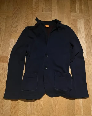 Blå Hugo boss kofta - Säljer denna feta kofta/tröja från Hugo boss. Den är i riktigt fint skick och utan defekter. Strl M.        Kontakta mig vid minsta fundering🌟.                    