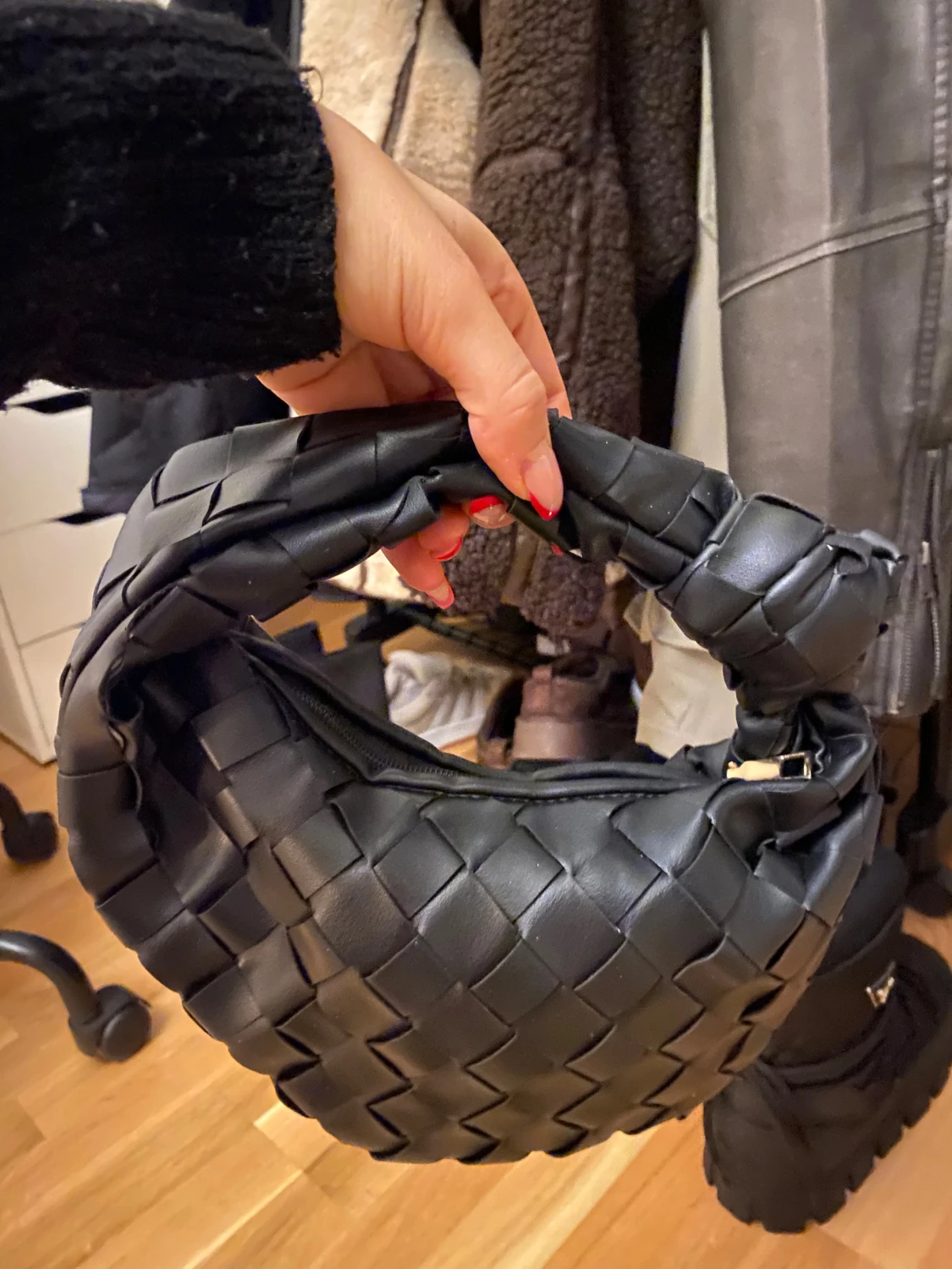 Svart flätad axelväska i skinn - 5